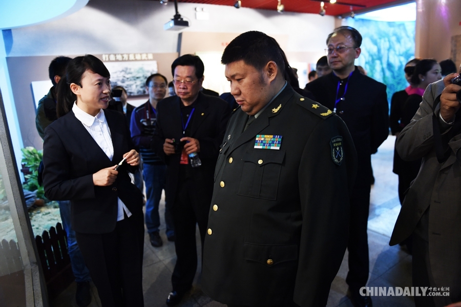 毛新宇一家参加阅兵活动画面公布